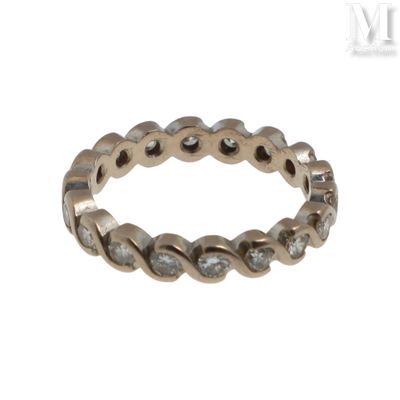 gros plan d'une bague avec des diamants sur fond blanc