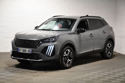Le SUV gris est garé dans un garage dont le sol est à carreaux.