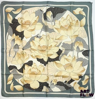 un gros plan sur une écharpe carrée ornée de fleurs jaunes