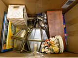 une boîte en carton remplie d'objets hétéroclites