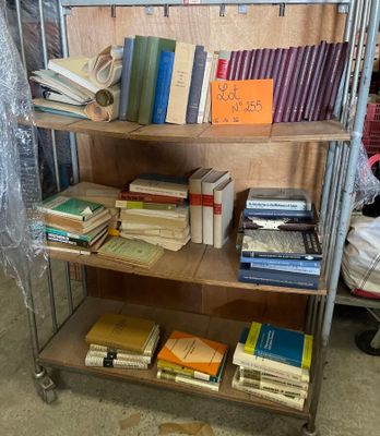 le nombre de livres qui se trouvent sur une étagère dans une pièce
