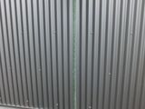 une lampe posée par terre près d'un mur