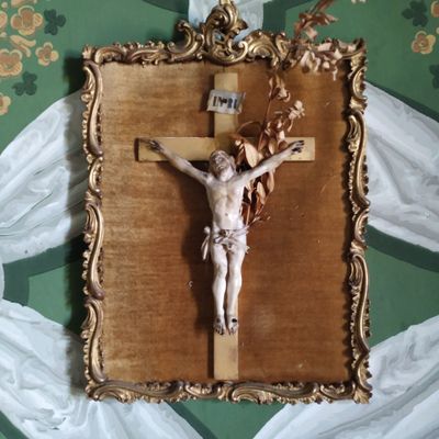 une image représentant un crucifix accroché à un mur