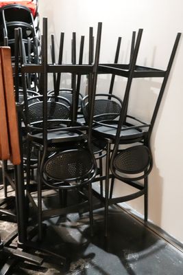 a lot of chairs that are sitting in a room