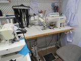une photo d'une machine à coudre dans une petite pièce