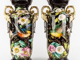 paire de vases noirs et dorés ornés de motifs représentant des oiseaux et des fleurs