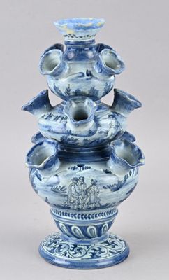 un vase bleu et blanc posé sur une table