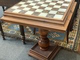 une table sur laquelle est posé un échiquier