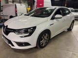 une voiture blanche garée dans un garage à côté d'autres voitures