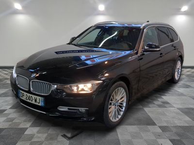 une photo d'une BMW noire garée dans un garage