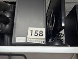 une étagère sur laquelle sont posés de nombreux appareils électroniques