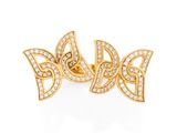 une paire de boucles d'oreilles en or jaune et diamants