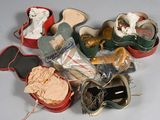 une pile de chaussures posée sur une table