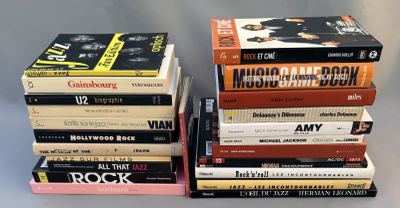plusieurs livres sont empilés sur une table