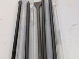 quatre stylos et une règle posés sur une table