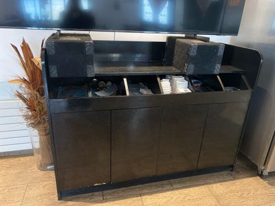 Meuble de rangement laqué noir effet marbre ouvrant à 4 port…