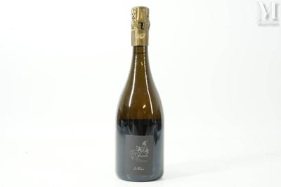 la bouteille de vin est posée sur une surface blanche