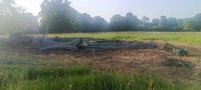 un tas de bois au milieu d'un champ