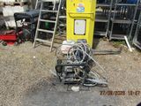 une machine jaune garée au milieu d'un terrain