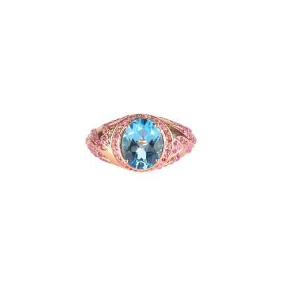 un gros plan d'une bague sertie d'une topaze bleue et d'un saphir rose