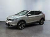 un SUV Nissan QX-V argenté garé dans une pièce blanche