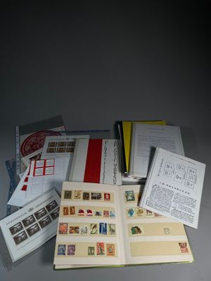 un grand nombre de livres posés sur une table