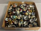 une caisse remplie de canettes de bière posée sur une table