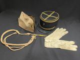 deux bonnets, des gants et un chapeau sur fond noir