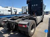 un camion semi-remorque garé dans un parking