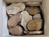 une boîte remplie de morceaux de bois