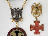 un ensemble de trois médailles comprenant une croix, un aigle et un bouclier