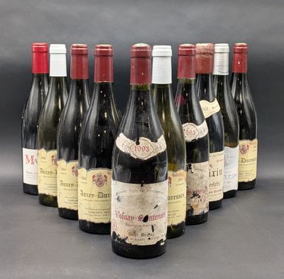 six bouteilles de vin sont alignées sur une table