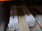 Plusieurs caisses en bois sont empilées sur des palettes dans un entrepôt