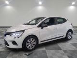 la voiture blanche est garée sur un carrelage à carreaux