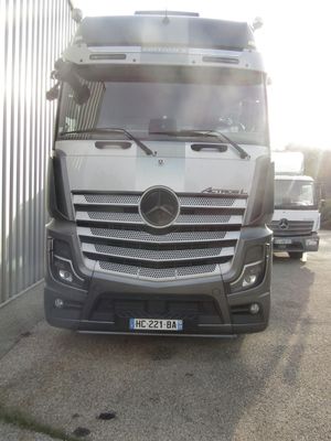 un camion garé devant un bâtiment