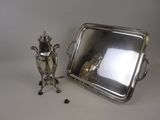un plateau en argent sur lequel se trouvent un miroir et un vase en argent