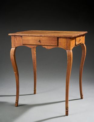 une petite table en bois surmontée d'un tiroir