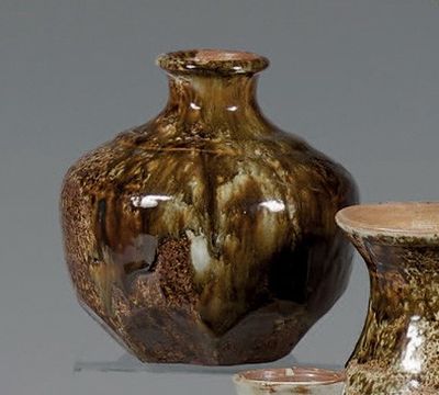 deux vases posés l'un à côté de l'autre sur une table