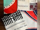 trois types de tissus différents posés sur une table, à côté d'un livre