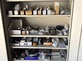 une armoire remplie d'objets divers dans un local de rangement
