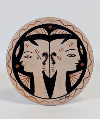 une photo d'une assiette décorative sur laquelle figurent deux visages de femmes