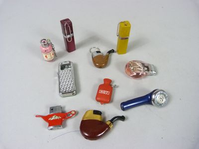de nombreux types de briquets différents, posés sur la table