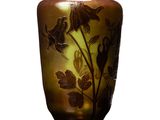 un vase avec un motif floral sur une surface blanche