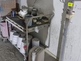une pièce avec beaucoup d'objets sur le sol