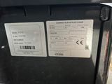 une photo d'un réfrigérateur noir sur lequel est collée une étiquette