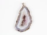 une photo d'une tranche d'agate posée sur une surface blanche