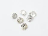 un groupe de cinq diamants blancs sur une surface blanche