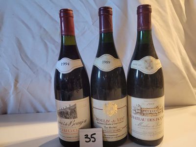 trois bouteilles de vin sont posées sur une table, à côté d'une étiquette de prix