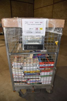 un chariot en métal sur lequel sont empilés de nombreux livres