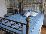 un lit recouvert d'une couette bleue
